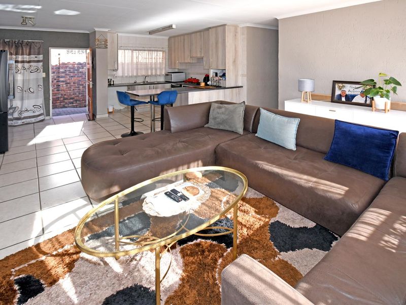 Inviting buyers between R1250 000 to 1325 000 to view and negotiate - Photo 6