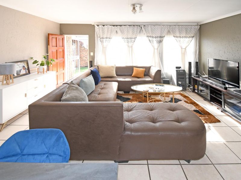 Inviting buyers between R1250 000 to 1325 000 to view and negotiate - Photo 3
