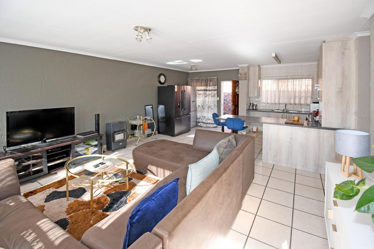 Inviting buyers between R1250 000 to 1325 000 to view and negotiate - Photo 5
