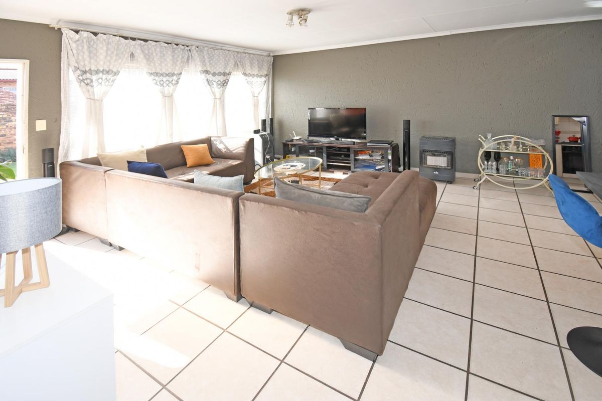 Inviting buyers between R1250 000 to 1325 000 to view and negotiate - Photo 4