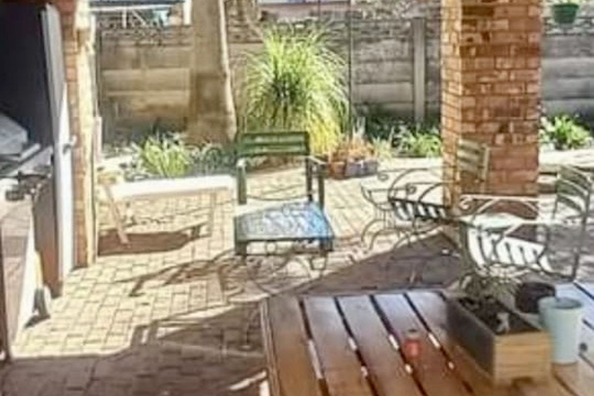 Luxurious 4 Bedroom Estate with High-End Features - Photo 3