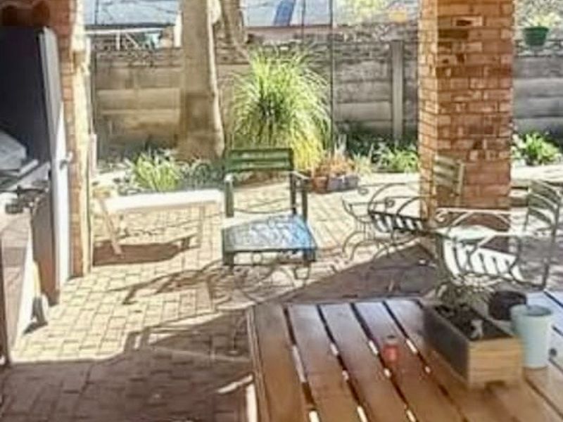 Luxurious 4 Bedroom Estate with High-End Features - Photo 3