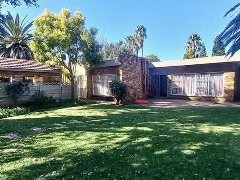 Luxurious 4 Bedroom Estate with High-End Features - Photo 4