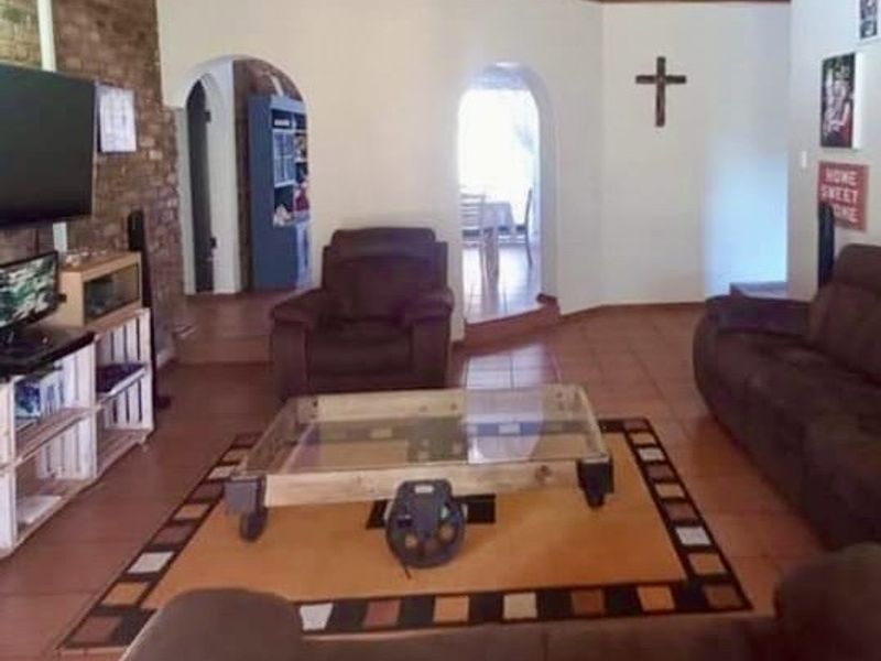 Luxurious 4 Bedroom Estate with High-End Features - Photo 9