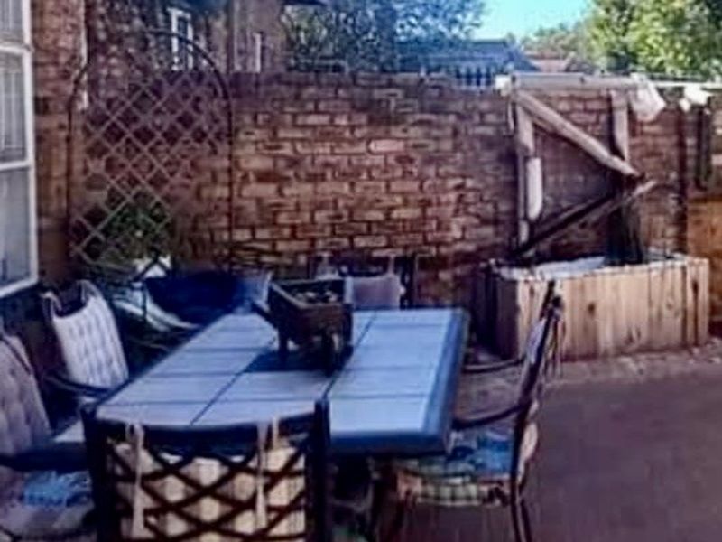 Luxurious 4 Bedroom Estate with High-End Features - Photo 7