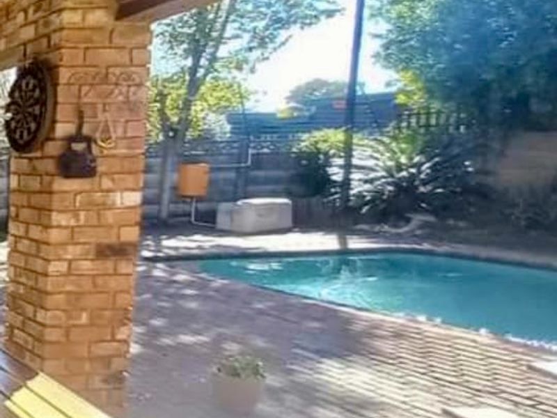 Luxurious 4 Bedroom Estate with High-End Features - Photo 6