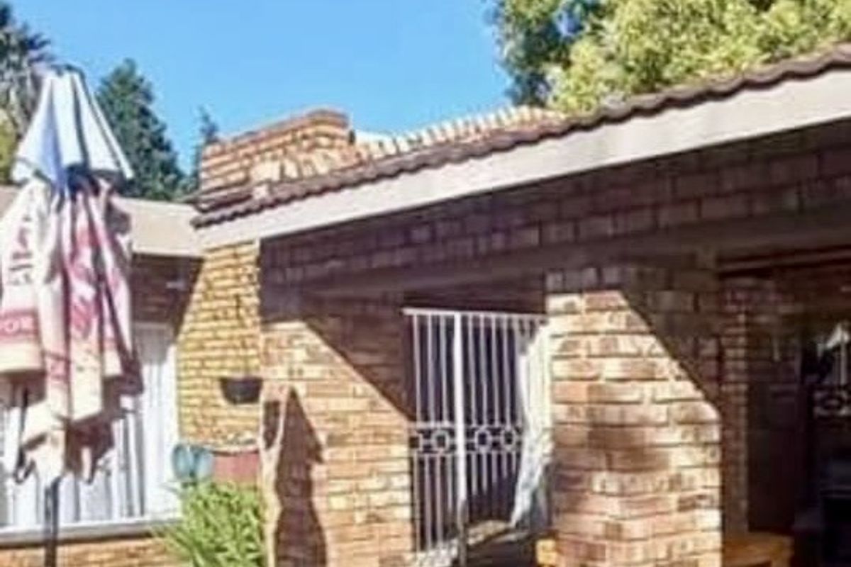 Luxurious 4 Bedroom Estate with High-End Features - Photo 5