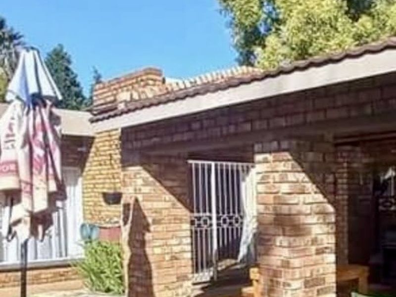 Luxurious 4 Bedroom Estate with High-End Features - Photo 5