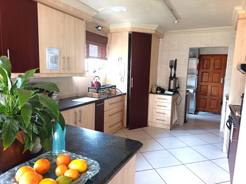 Stylish & Spacious 3-Bedroom Home in Up-market Sonneveld. - Photo 5