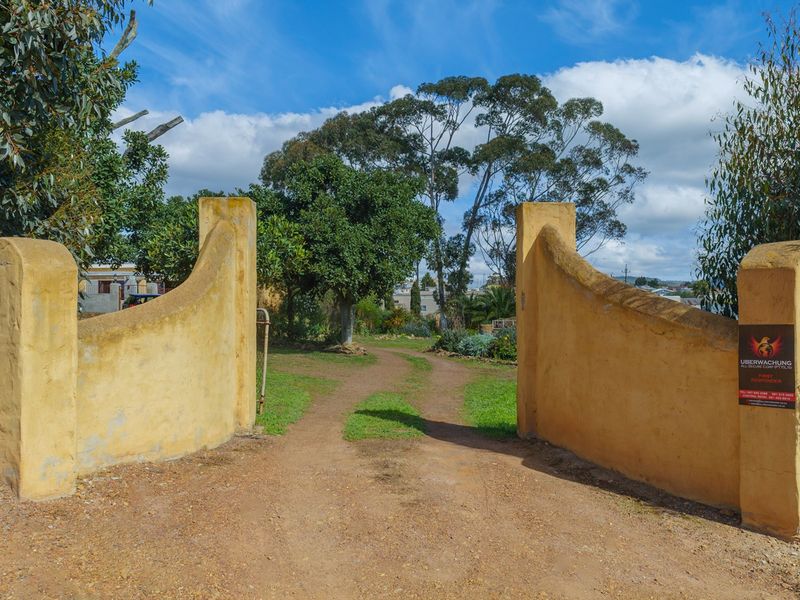 Tuscan Charm on a Spacious 2,222m2 Plot - Photo 2