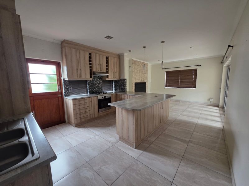 Stylish 3 Bedroom House for Sale in Secure Complex in Brackenfell - Photo 4