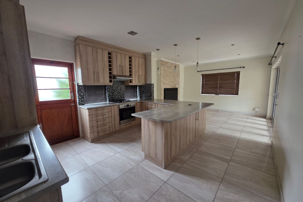 Stylish 3 Bedroom House for Sale in Secure Complex in Brackenfell - Photo 4