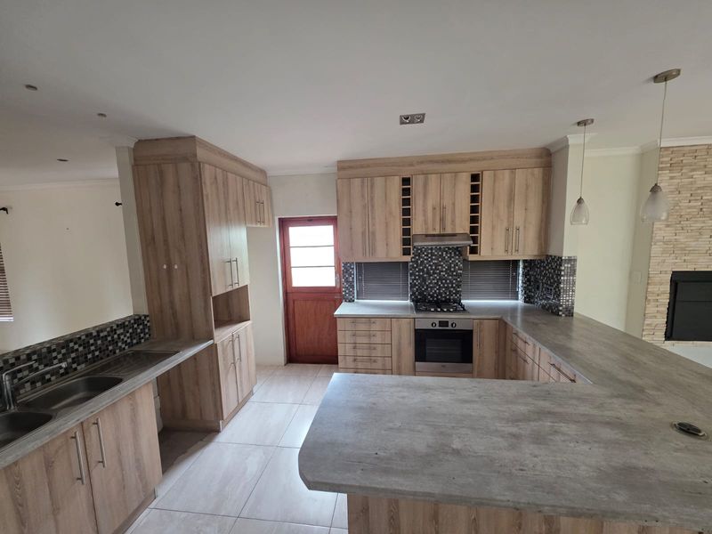 Stylish 3 Bedroom House for Sale in Secure Complex in Brackenfell - Photo 5