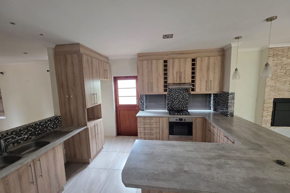 Stylish 3 Bedroom House for Sale in Secure Complex in Brackenfell - Photo 5