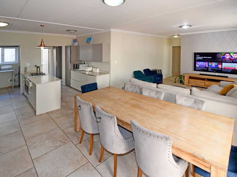 This lock-up-and-go garden unit represents contemporary living in a sought-after location! - Photo 2