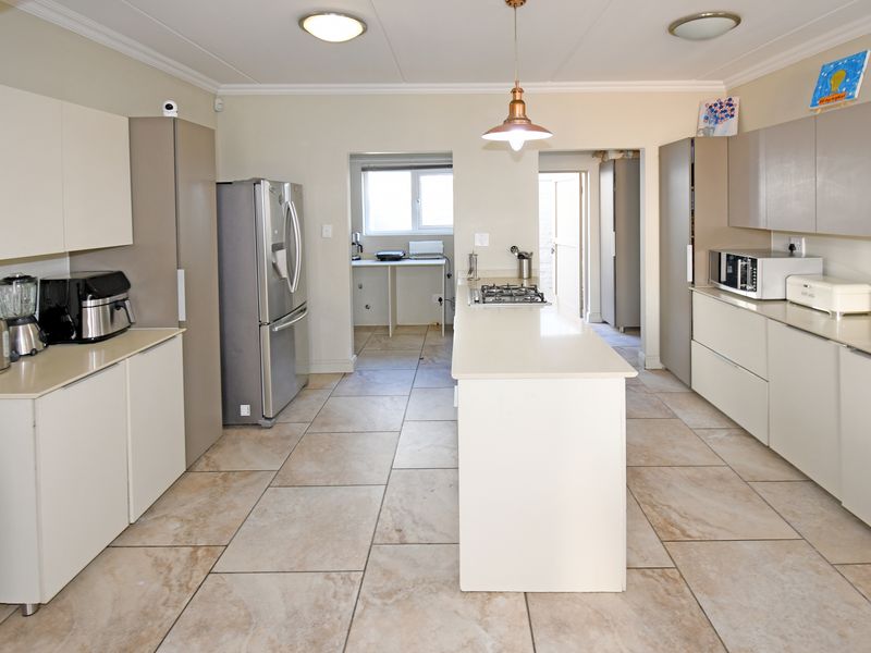 This lock-up-and-go garden unit represents contemporary living in a sought-after location! - Photo 7
