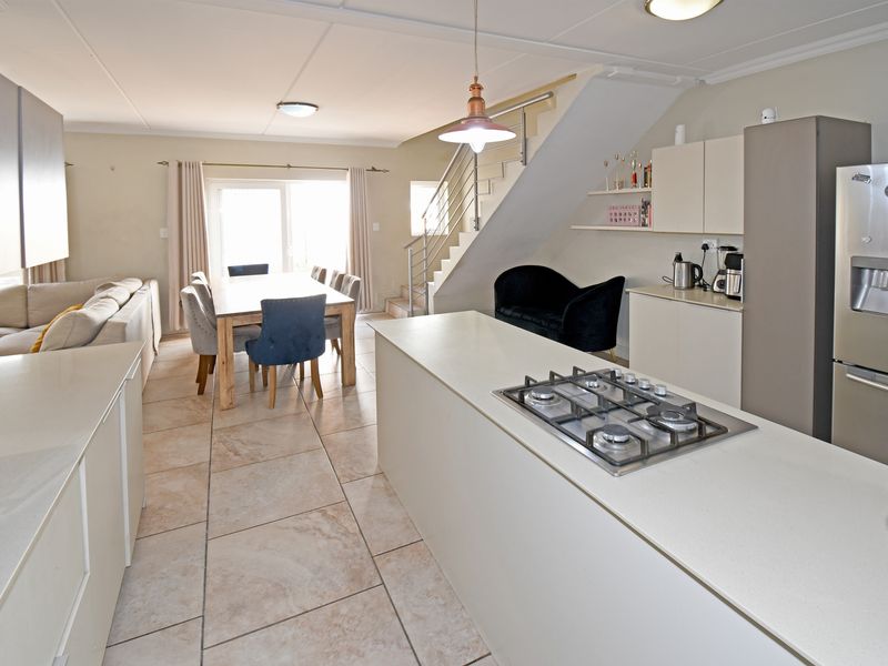 This lock-up-and-go garden unit represents contemporary living in a sought-after location! - Photo 6