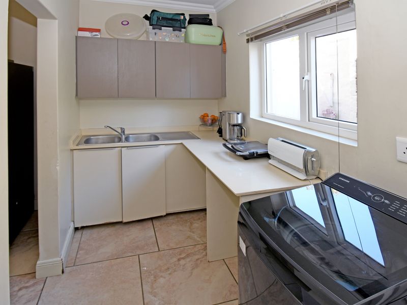 This lock-up-and-go garden unit represents contemporary living in a sought-after location! - Photo 9