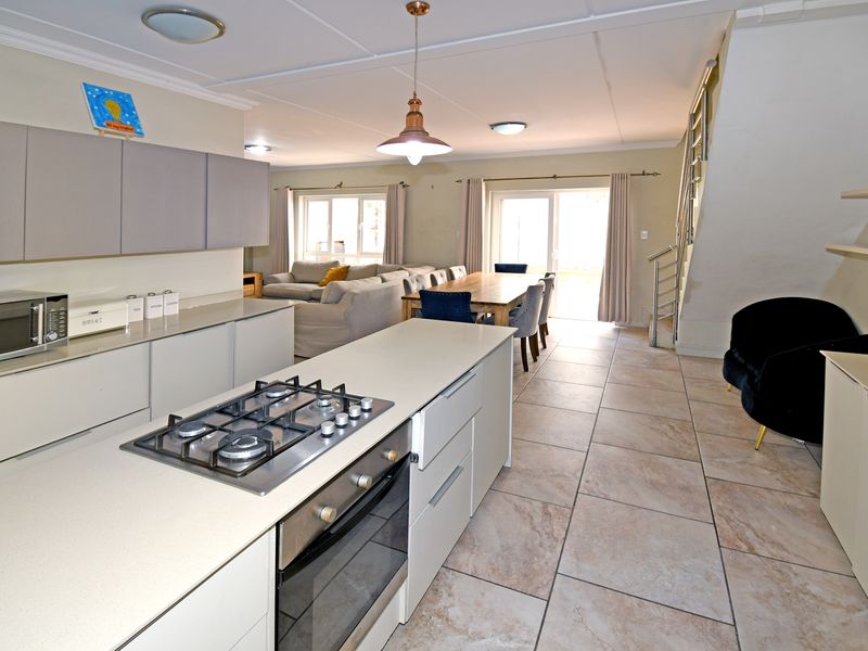 This lock-up-and-go garden unit represents contemporary living in a sought-after location! - Photo 10
