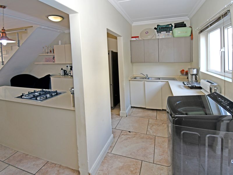 This lock-up-and-go garden unit represents contemporary living in a sought-after location! - Photo 8