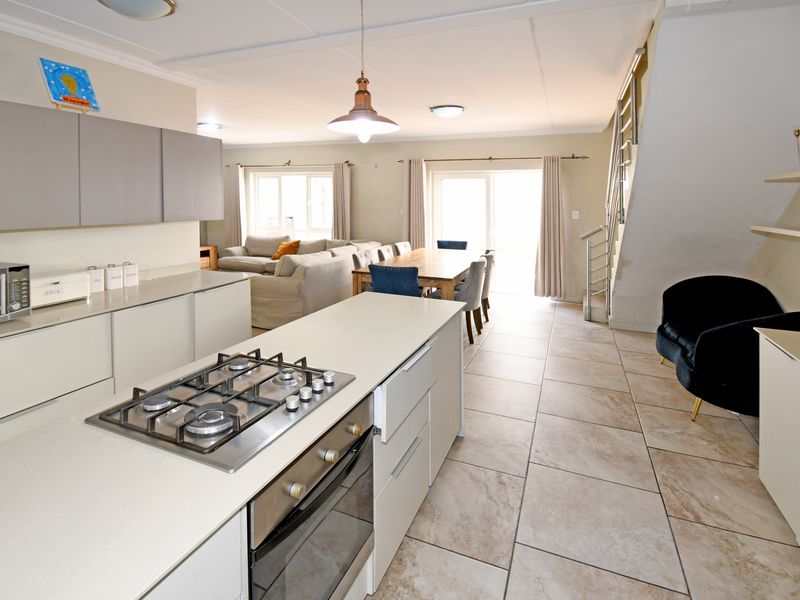 This lock-up-and-go garden unit represents contemporary living in a sought-after location! - Photo 5