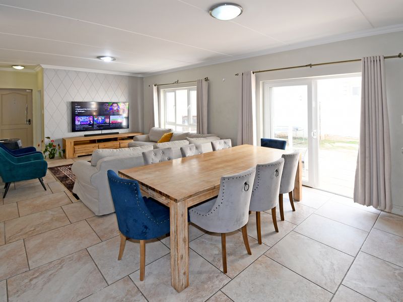 This lock-up-and-go garden unit represents contemporary living in a sought-after location! - Photo 3