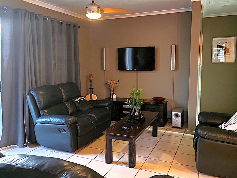 Move-In Ready Family Home in Eikenbosch, Kuilsriver - Photo 2