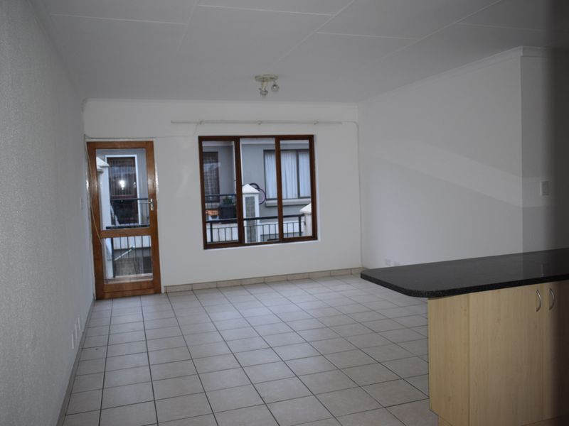 Modern 2 bedroom 2 bathroom for sale in Helderwyk - Photo 3