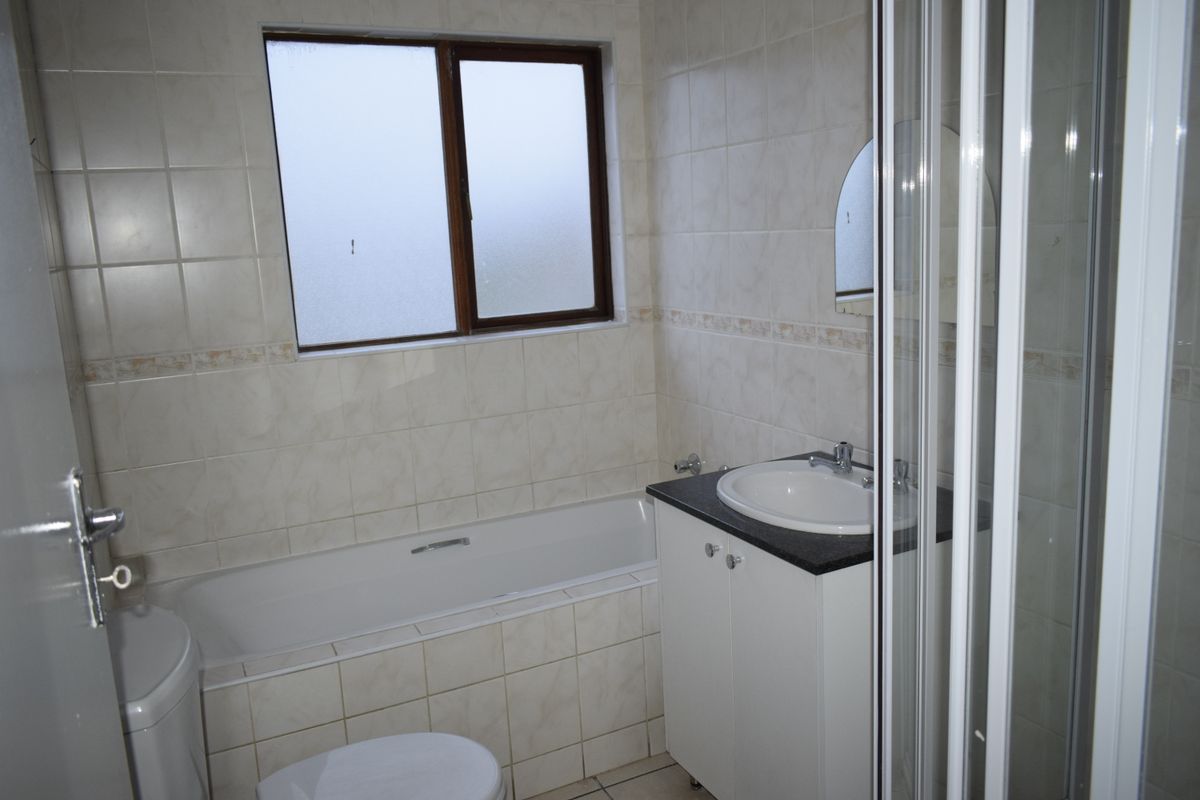 Modern 2 bedroom 2 bathroom for sale in Helderwyk - Photo 4