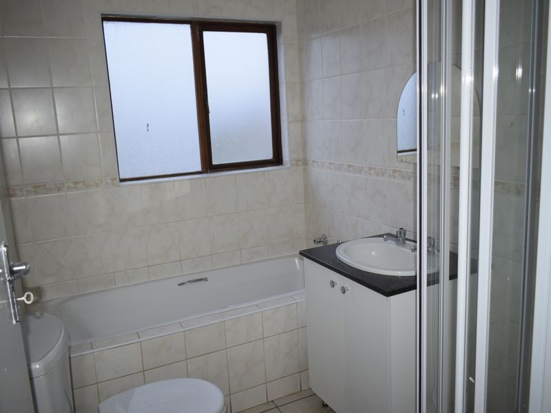 Modern 2 bedroom 2 bathroom for sale in Helderwyk - Photo 4