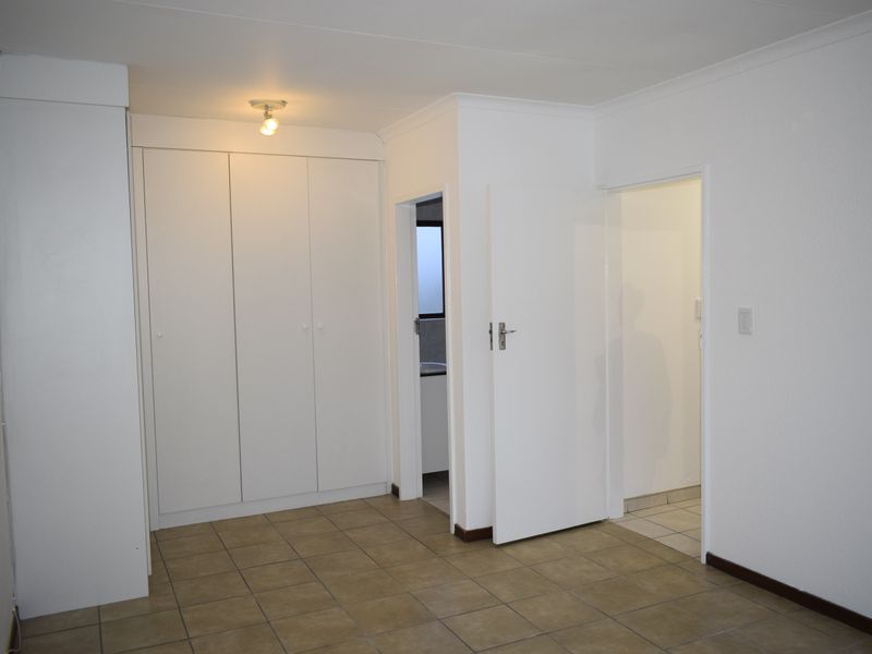 Modern 2 bedroom 2 bathroom for sale in Helderwyk - Photo 9