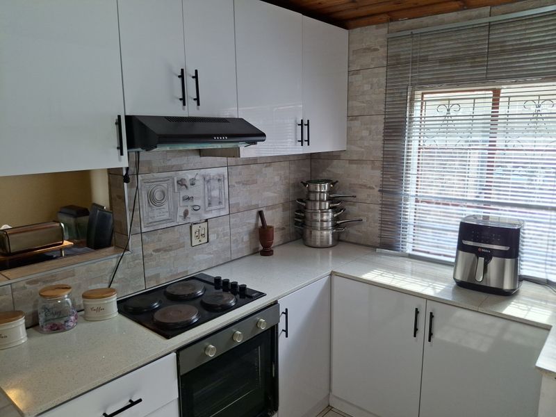 4 Bedroom Family Home - Photo 7
