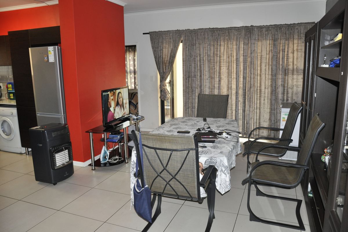 Sophisticated 3-Bedroom First-Floor Apartment in Kyalami Hills Lifestyle Estate! - Photo 5