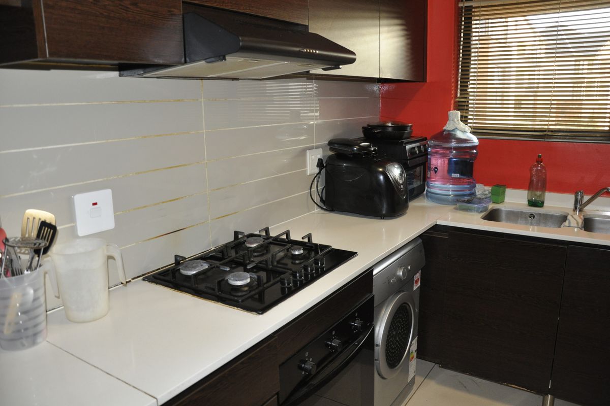 Sophisticated 3-Bedroom First-Floor Apartment in Kyalami Hills Lifestyle Estate! - Photo 3