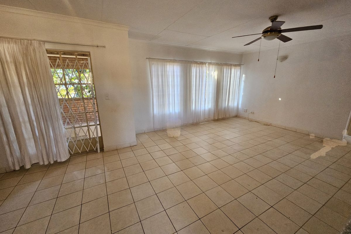 Spacious 3 bedroom apartment for sale, Ideal for Living or Investment,in Louis Trichardt - Photo 3