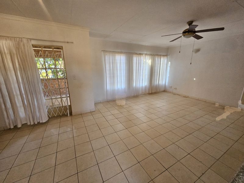 Spacious 3 bedroom apartment for sale, Ideal for Living or Investment,in Louis Trichardt - Photo 3