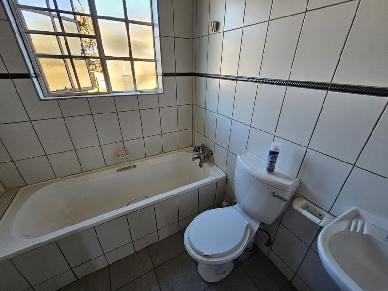 Spacious 3 bedroom apartment for sale, Ideal for Living or Investment,in Louis Trichardt - Photo 10