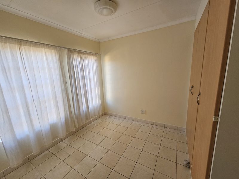 Spacious 3 bedroom apartment for sale, Ideal for Living or Investment,in Louis Trichardt - Photo 9