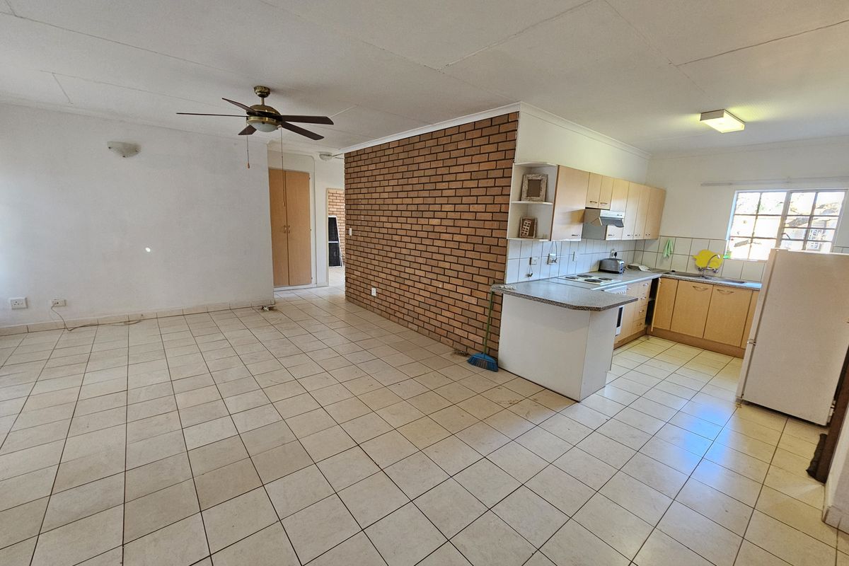 Spacious 3 bedroom apartment for sale, Ideal for Living or Investment,in Louis Trichardt - Photo 2