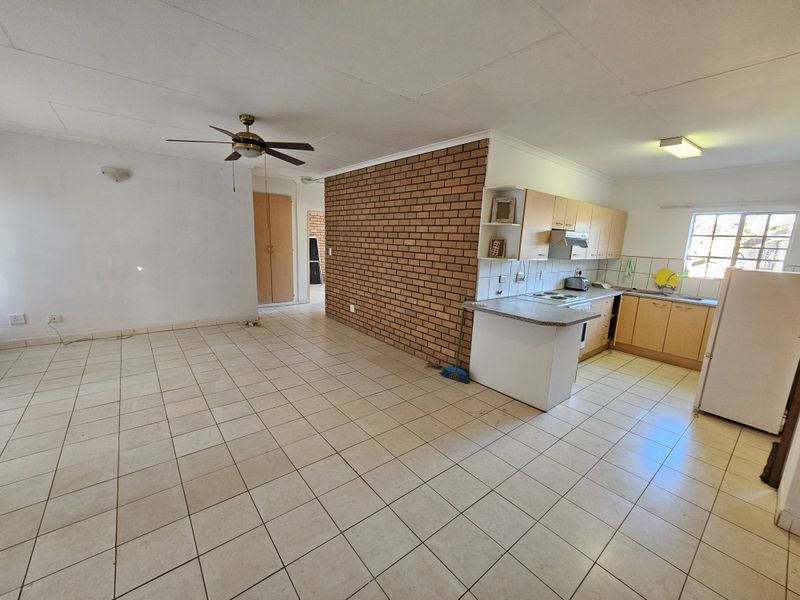 Spacious 3 bedroom apartment for sale, Ideal for Living or Investment,in Louis Trichardt - Photo 2