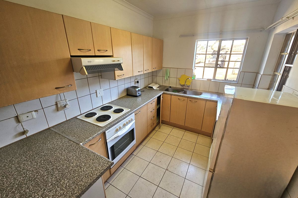 Spacious 3 bedroom apartment for sale, Ideal for Living or Investment,in Louis Trichardt - Photo 4