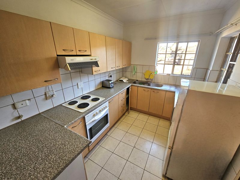 Spacious 3 bedroom apartment for sale, Ideal for Living or Investment,in Louis Trichardt - Photo 4