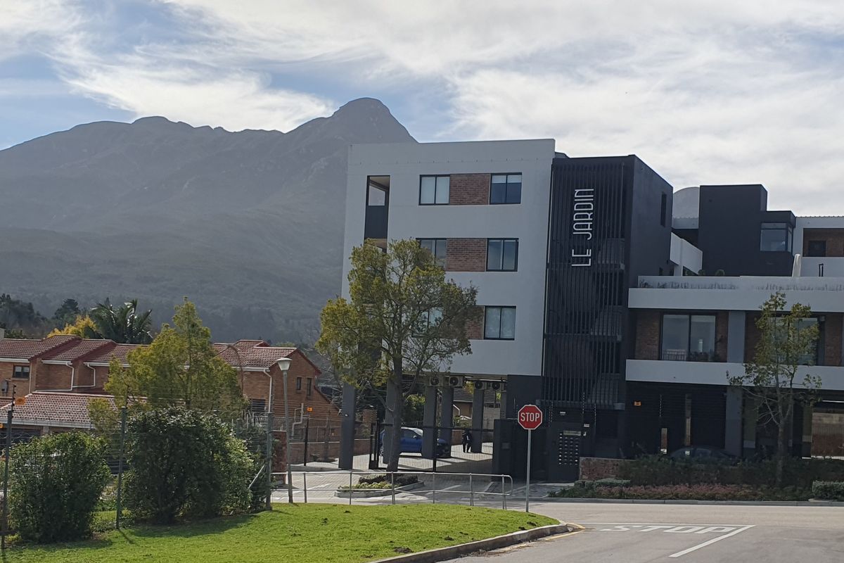 Modern apartment with a mountain view, in Central George - Photo 2