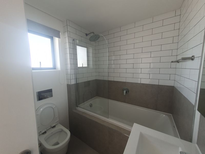 Modern apartment with a mountain view, in Central George - Photo 10