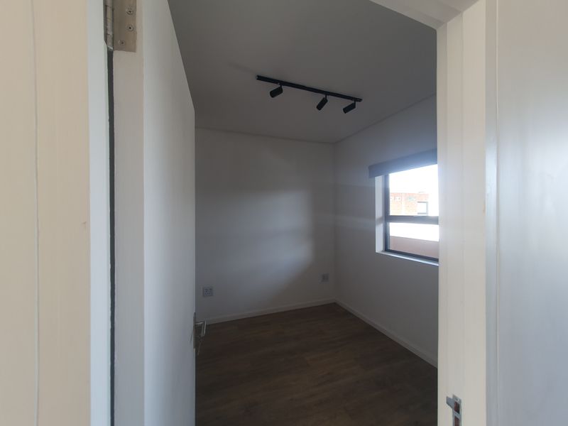 Modern apartment with a mountain view, in Central George - Photo 9