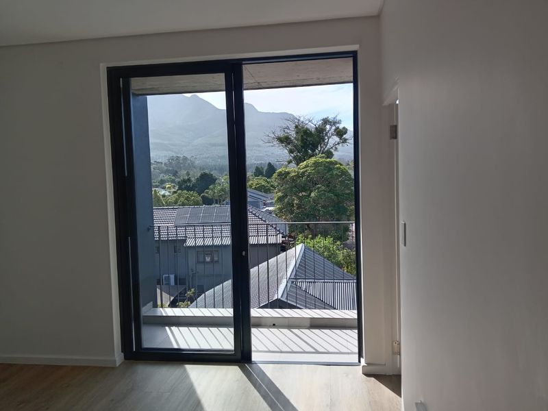 Modern apartment with a mountain view, in Central George - Photo 8