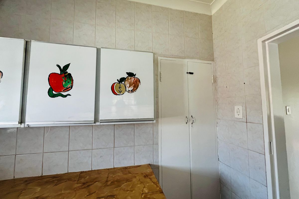 Spacious $ Bedroom Home with Granny Flat - Photo 5