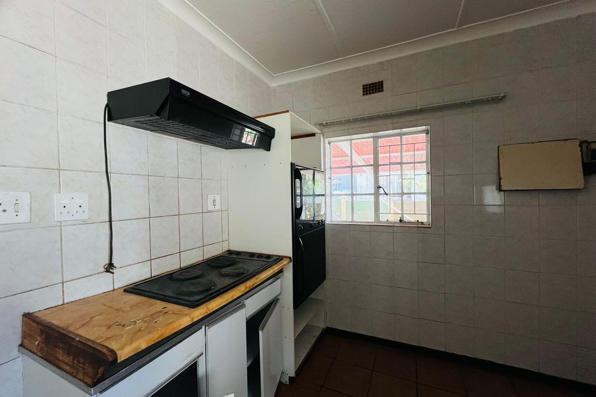 Spacious $ Bedroom Home with Granny Flat - Photo 4
