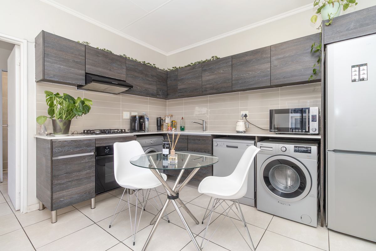 1 Bedroom Apartment - Photo 2