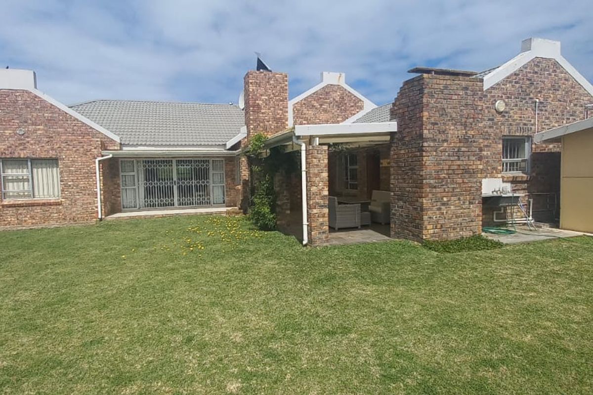 Spacious Home with Flatlet for Long-Term Rental – Cape St Francis - Photo 2